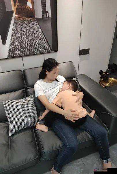 母乳人妻：温柔与母性的魅力展现